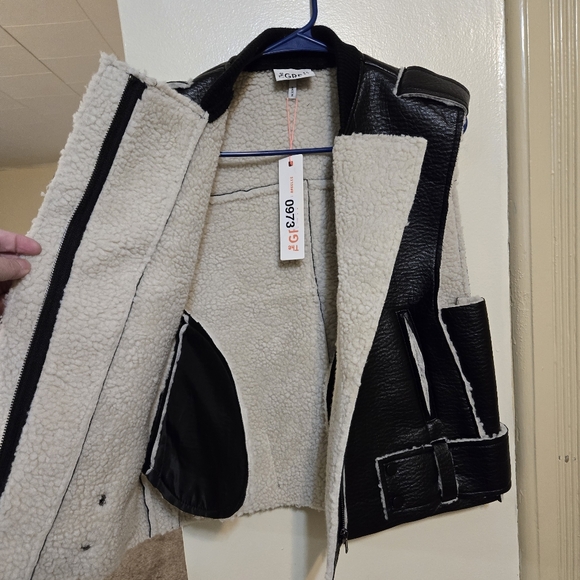 Brand new!! NWT The Greii boutique black vegan leather & sherpa vest size small - Picture 4 of 6
